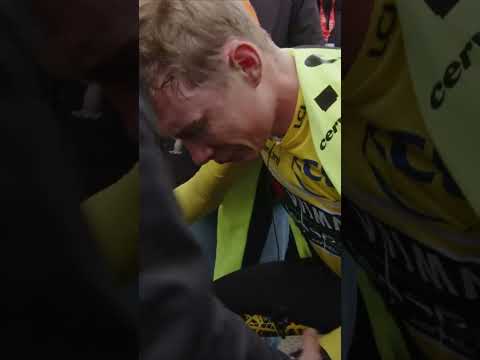 Jonas Vingegaard fights on after Stage 5 crash at Paris-Nice! 👏